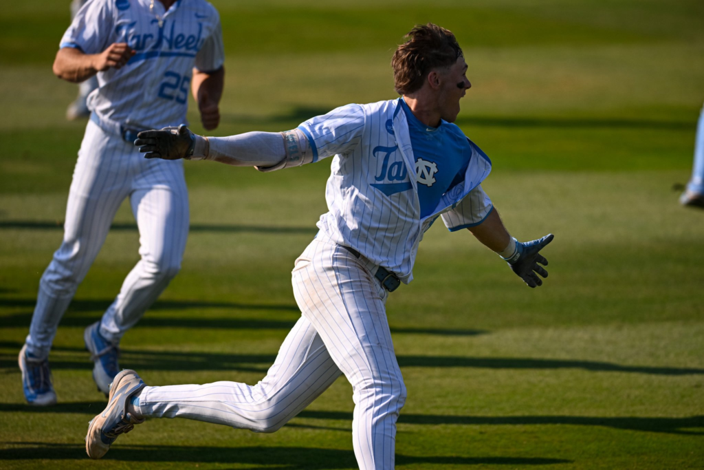 Owen Hull's Walk-off بیسبال UNC را به سری جهانی کالج ارائه می کند