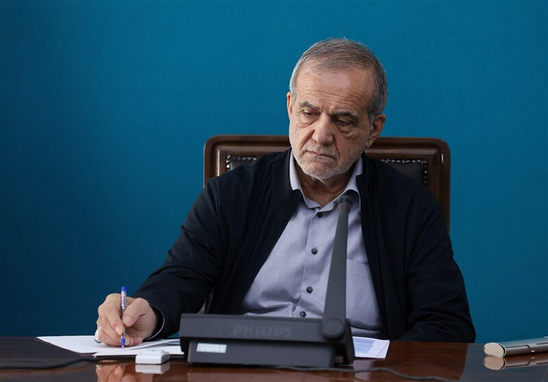 روزنامه اطلاعات: منتقدان دولت پزشکیان حتی یکبار علیه کاسبان تحریم و تراستی های نفت فروش حرف زده اند؟