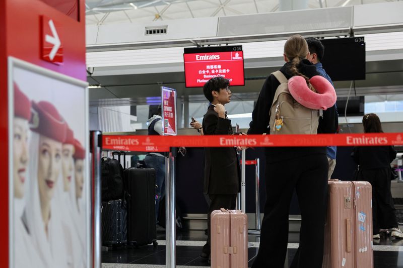 Factbox-Airlines برخی از پروازهای خاورمیانه را از سر گرفت اما اختلال همچنان ادامه دارد