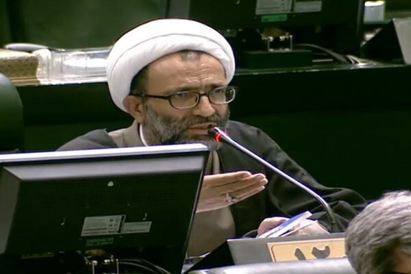 اداره وزارتخانههای دفاع و اطلاعات با سرپرست غیرقانونی است؟/ توضیح عضو هیات رئیسه مجلس درباره اصل ۱۳۵ قانون اساسی