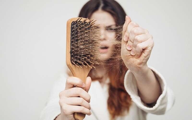 این کارها عامل پنهان ریزش مو هستند