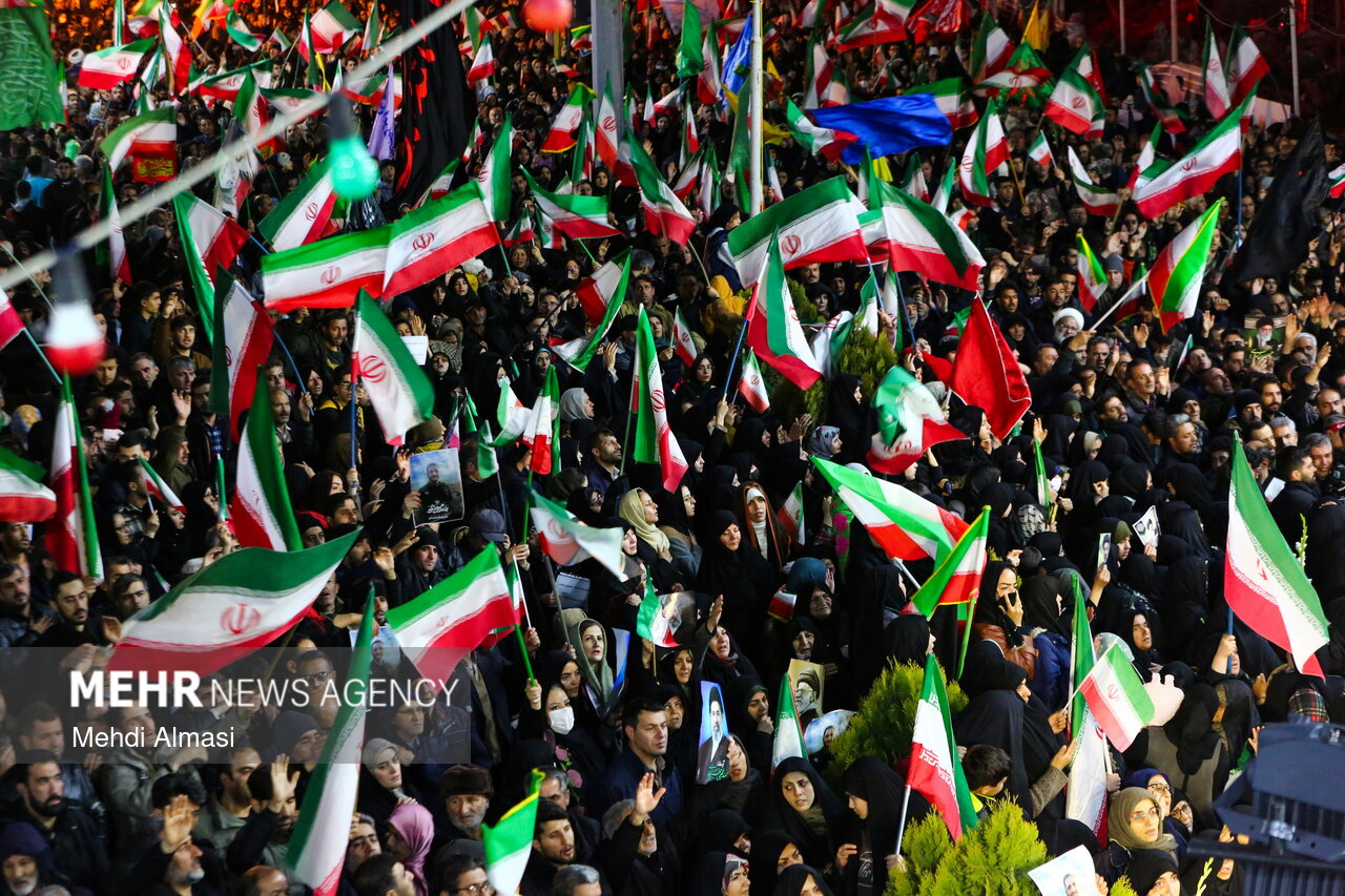 تداوم حضور زنجانی‌ها در میدان اتقلاب در یکصدمین شب