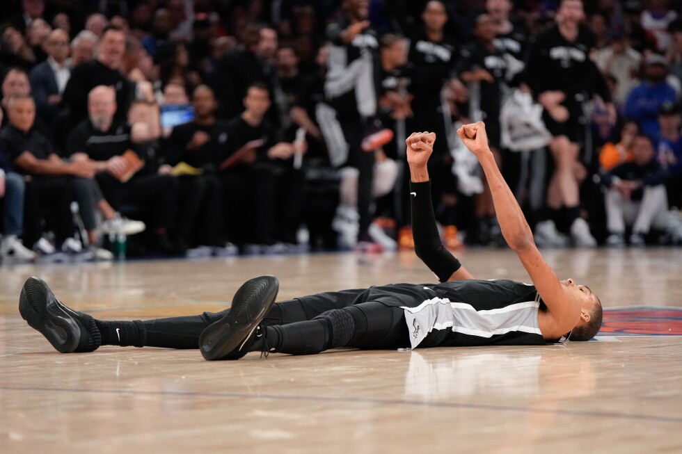 ویکتور ویمبانیاما اسپرز را با نتیجه 115-111 برد که باعث شد تیم نیکس در فینال NBA به 2-1 برسد.