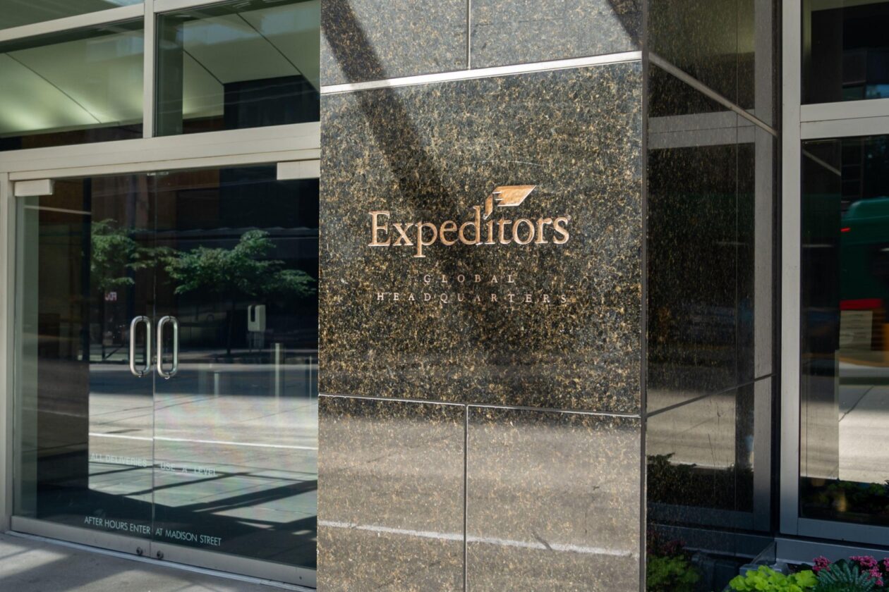 Expeditors 230 شغل فنی را در منطقه سیاتل کاهش داد و به سیاست چند دهه ای در برابر اخراج پایان داد.
