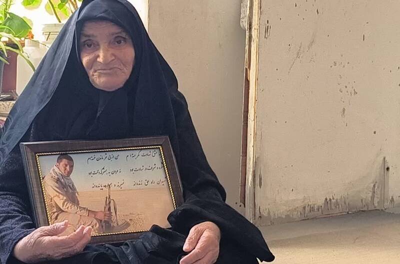 تار و پود فرش، همدم دستهای پینهبسته مادر شهید /سکوت و اشک؛ در خانهای که بوی شهادت میدهد