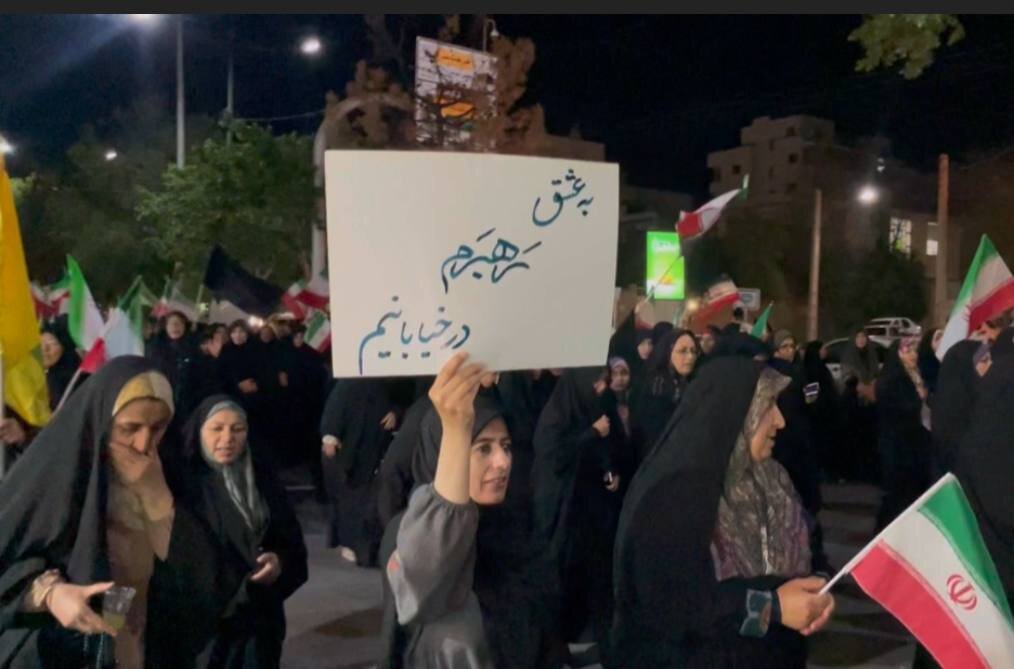 حماسه ۱۰۰ شب پرچم‌گردانی؛ هنرنمایی مردم بام ایران ادامه دارد