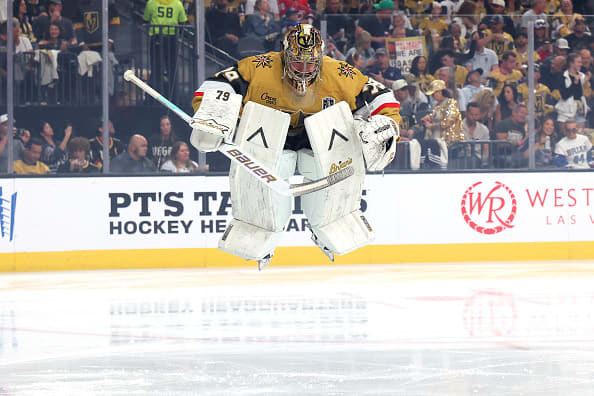«نه یعنی نه!» هواداران کارولینا کارتر هارت وگاس را در دو بازی اول فینال جام NHL Stanley هو می کنند.