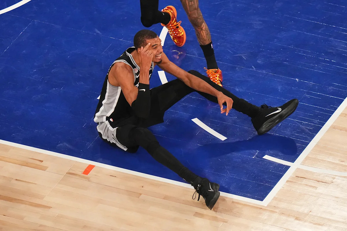 فینال NBA: میچل رابینسون پس از دریل کردن گردن ویکتور ویمبانیاما در اوایل بازی 4، خواستار اعتراض شد.