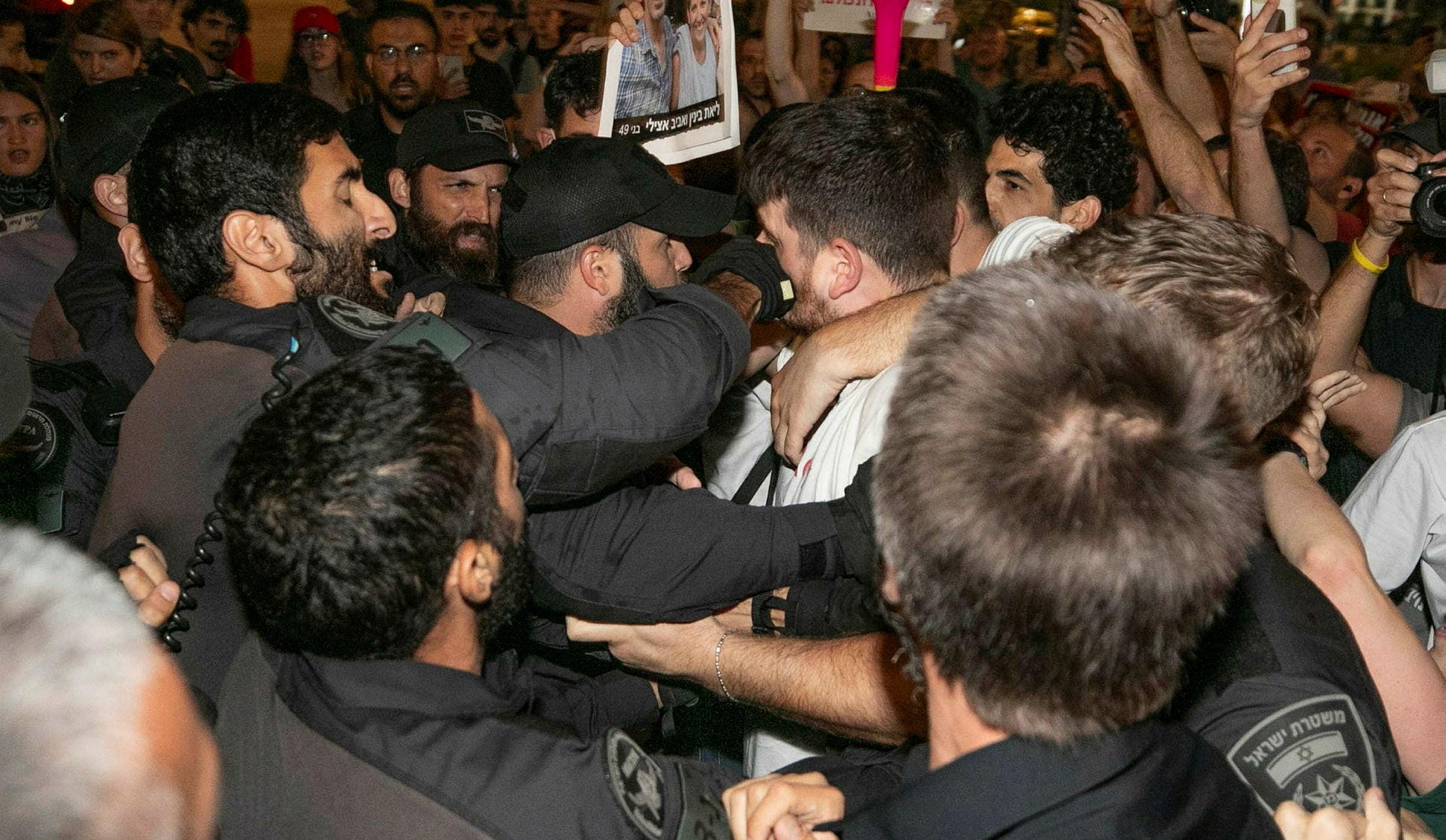 وکلای ایالتی به طور خصوصی هشدار می دهند که پلیس بارها با معترضان ضد دولتی بدرفتاری می کند