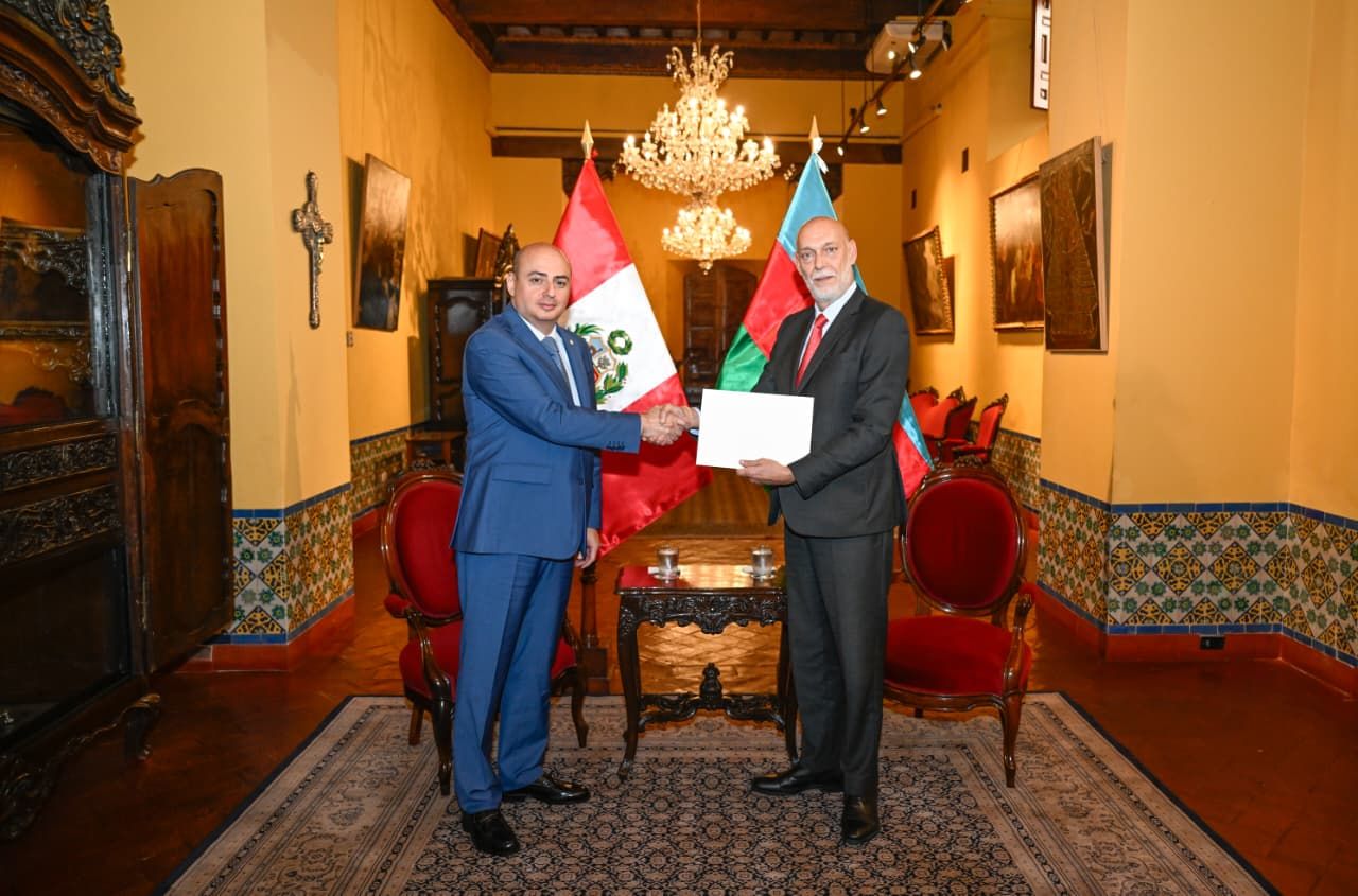 فرستاده آذربایجان رونوشت استوارنامه خود را در وزارت خارجه پرو تقدیم کرد (عکس)