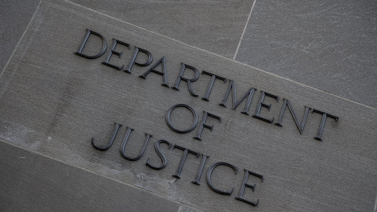 چارلز کول به دلیل کلاهبرداری از 239 میلیون سهام Napster متهم شد