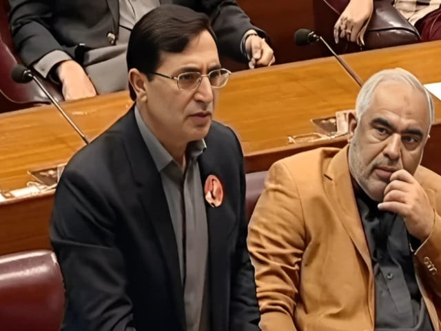 گوهر، وکیل مدافع PTI، بودجه فدرال را «ناامیدکننده» خواند