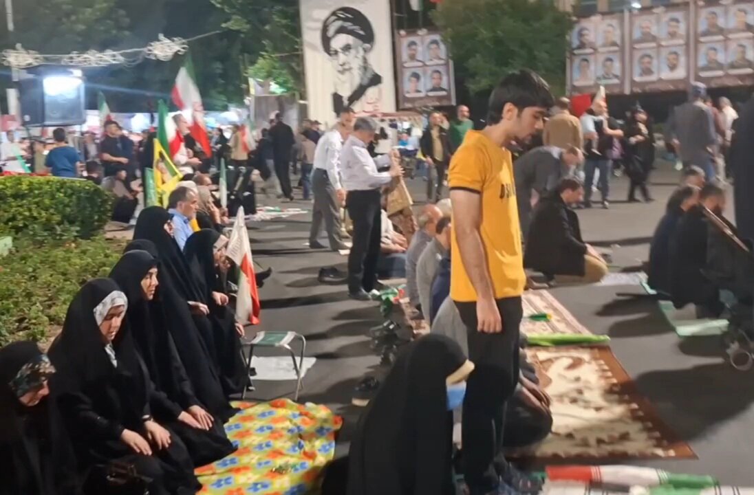 همصدایی مردم ولایتمدار تبریز با رزمندگان اسلام در قالب نماز استغاثه
