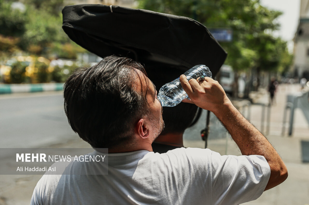 دمای ۵۰ درجه و عطش زیرساختی؛ خیابان‌های آبادان آبخوری ندارند
