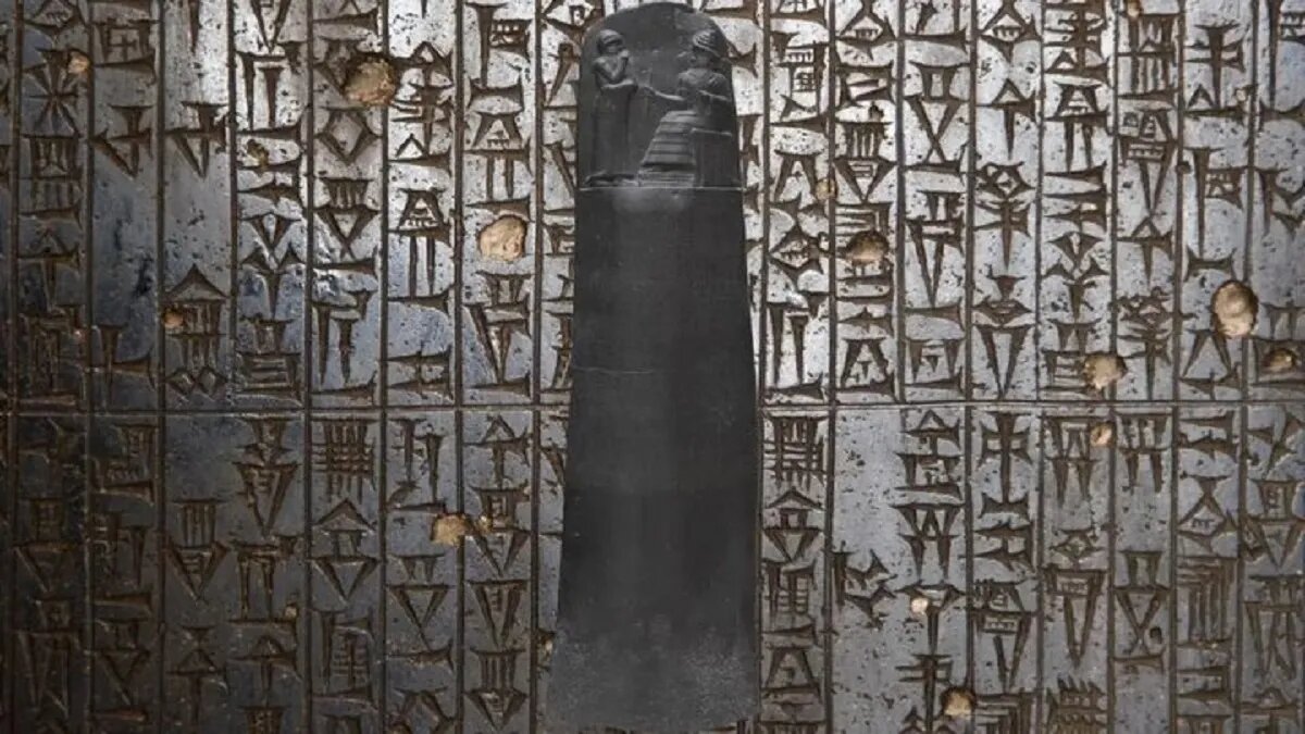 از دلِ خاکِ ۳۸۰۰ ساله تا دیوارهای دادگاه عالی آمریکا؛ راز نفوذ پادشاهی که هنوز هم بر جهان حکم میراند!