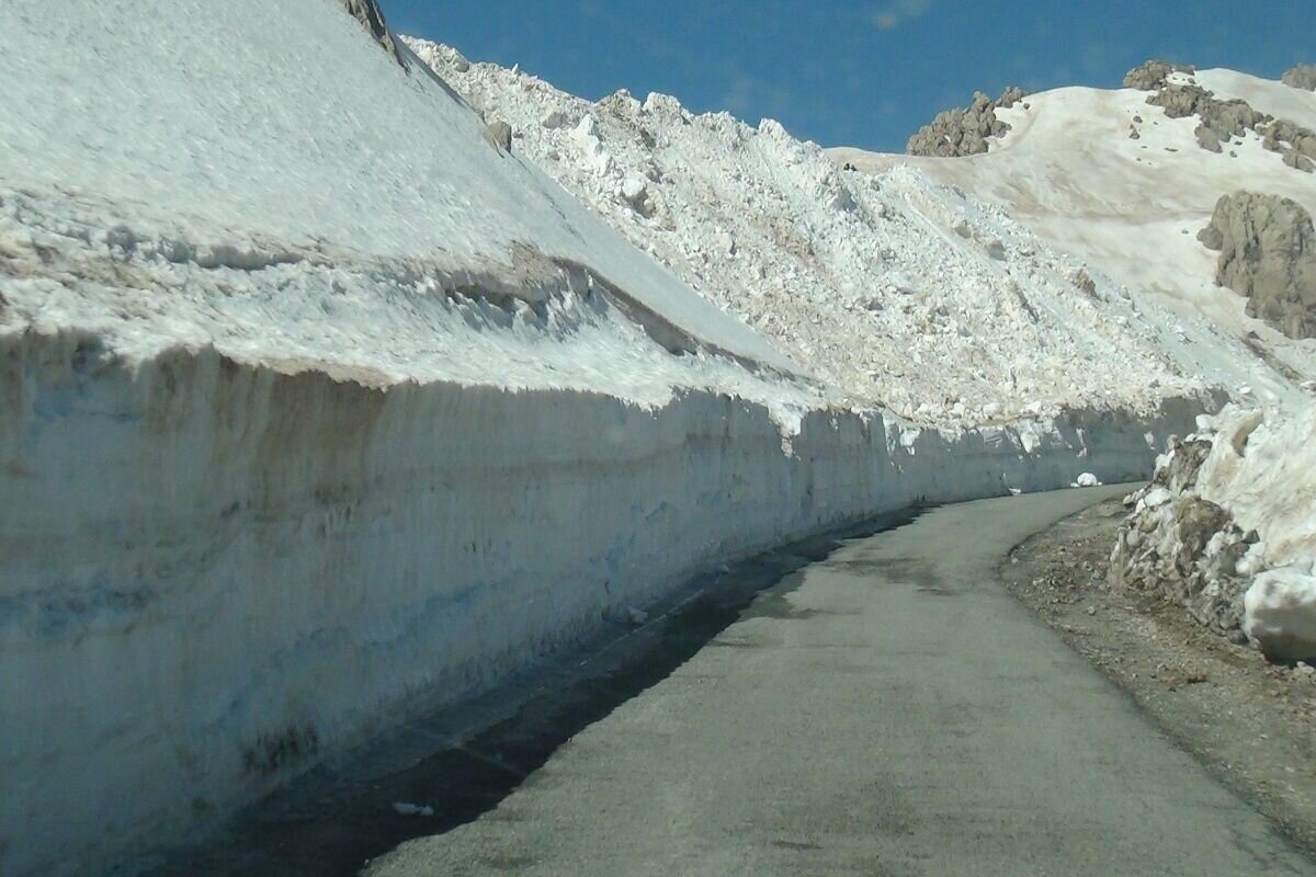 این نقطه از ایران همیشه برفی است | از برف 12 متری تا دمای 20 درجه ای در تابستان + فیلم