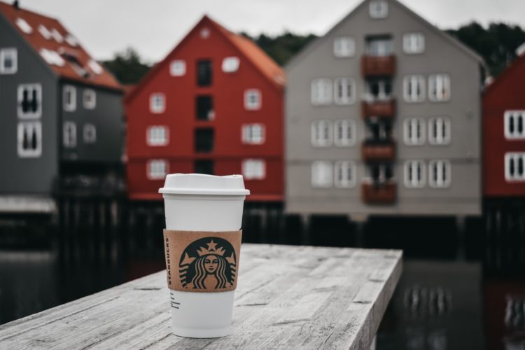 جیم کرامر متعجب است که Starbucks (SBUX) حتی با وجود کاهش قیمت قهوه کاهش یافته است.