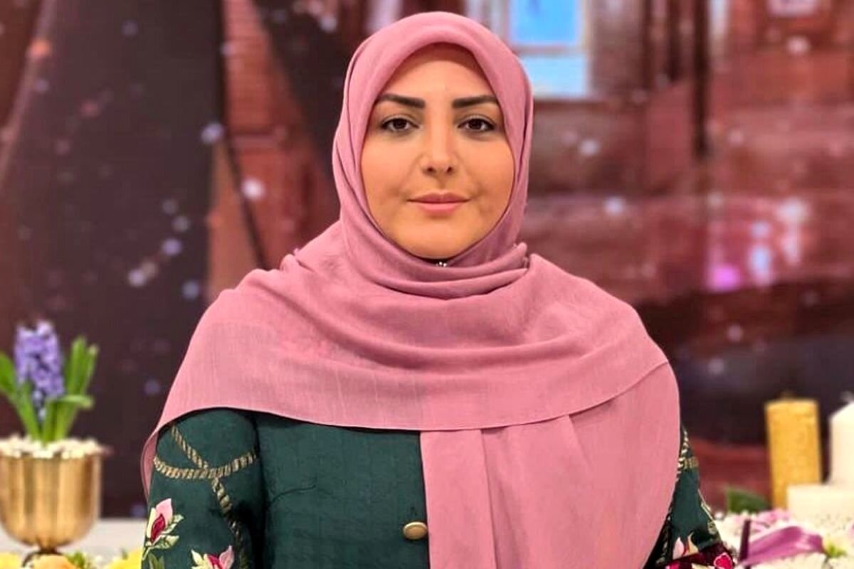 ببینید | وقتی المیرا شریفی مقدم روی آنتن با ذغال تصویر خودش را نقاشی کرد
