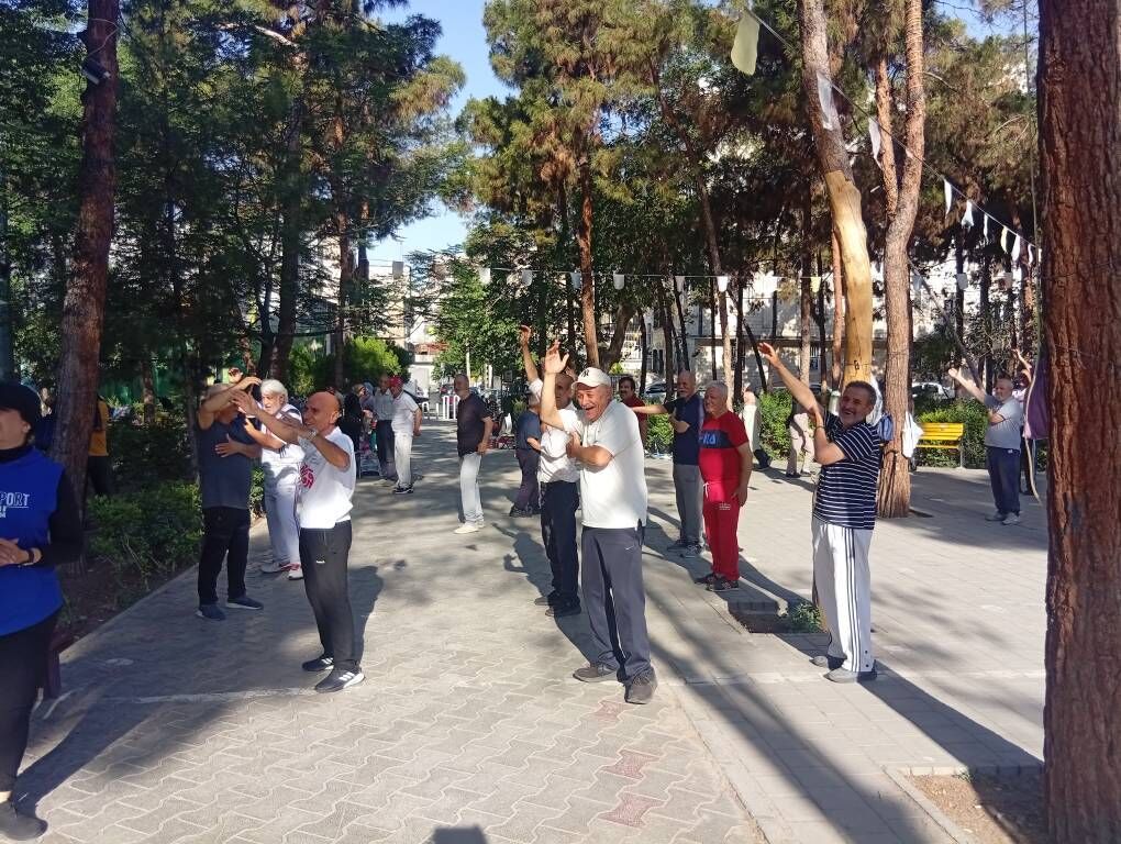 ورزش صبحگاهی پیشکسوتان در پارک ستارخان پایتخت؛ ارتقای نشاط اجتماعی