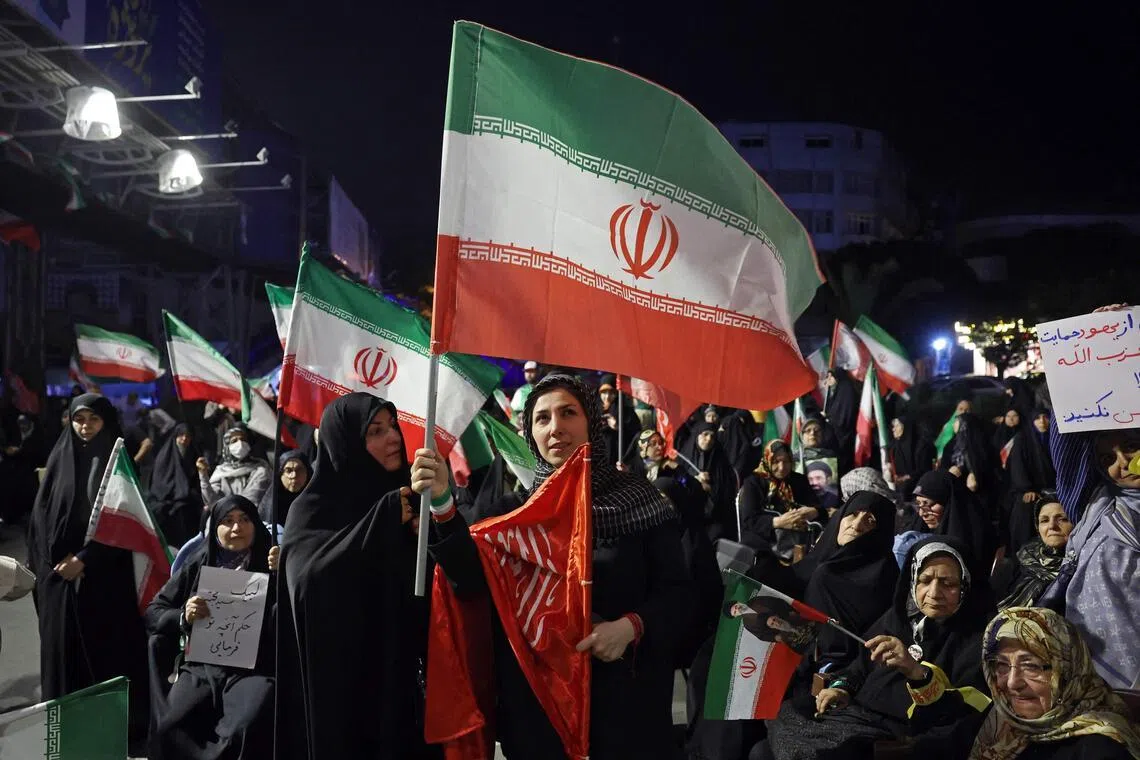 رسانه ها: ده ها تن به توافق صلح در خارج از وزارت خارجه ایران اعتراض کردند