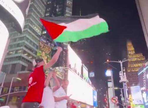 فیلم/ اهتزاز پرچم فلسطین در بزرگ‌ترین میدان نیویورک