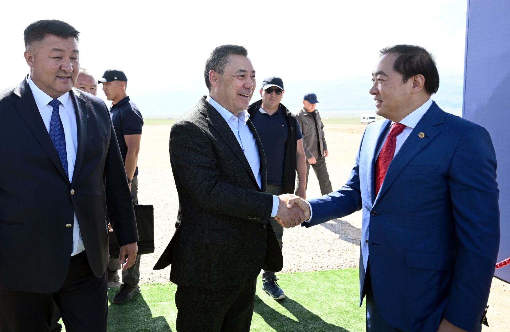 رئیس جمهور قرقیزستان در راه اندازی فاز اول نیروگاه خورشیدی ROX Issyk-Kul شرکت کرد