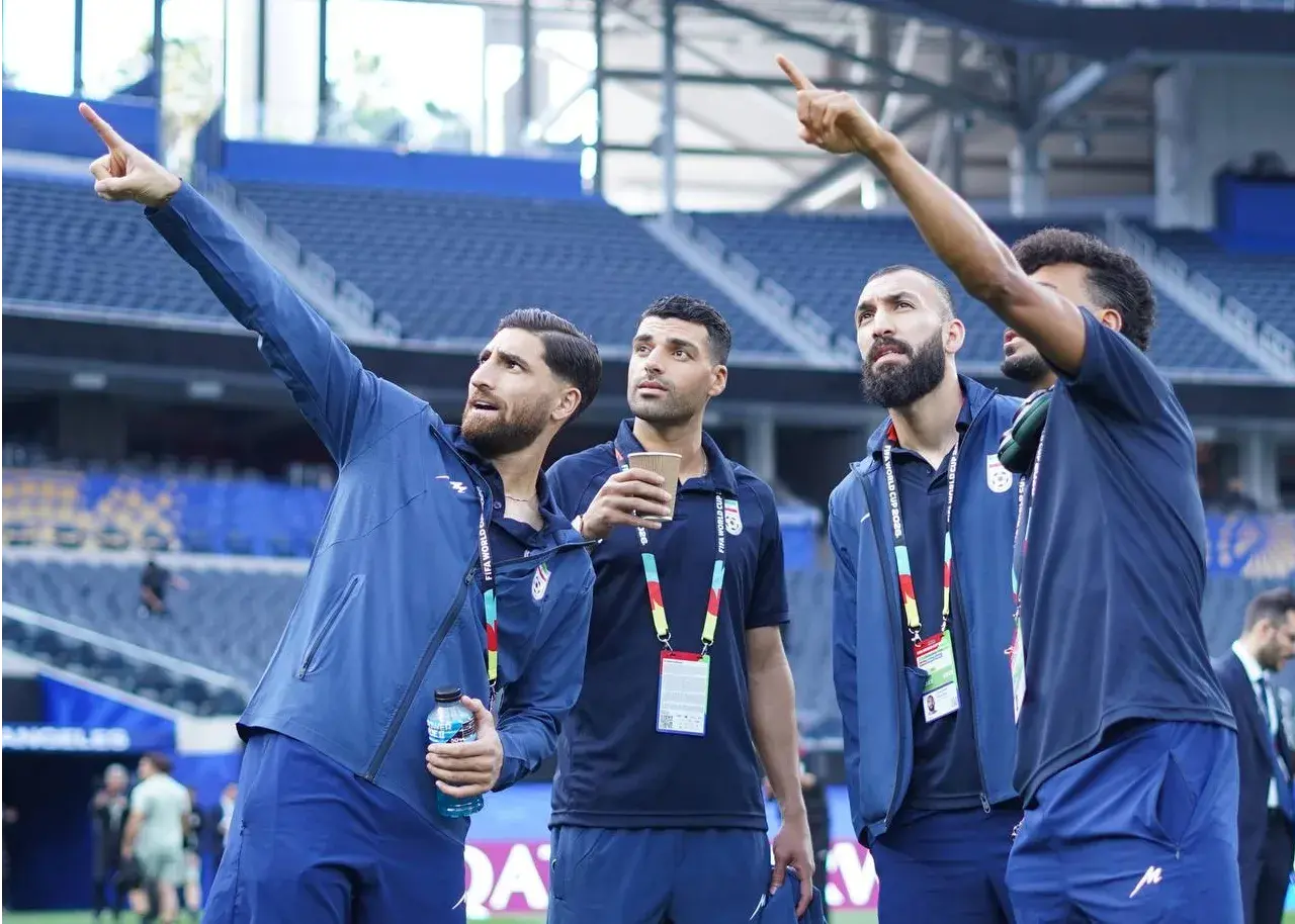 ملیپوشان ایران روی چمن قدم زدند؛/ هیجان بازیکنان ایران در سوفای (عکس)