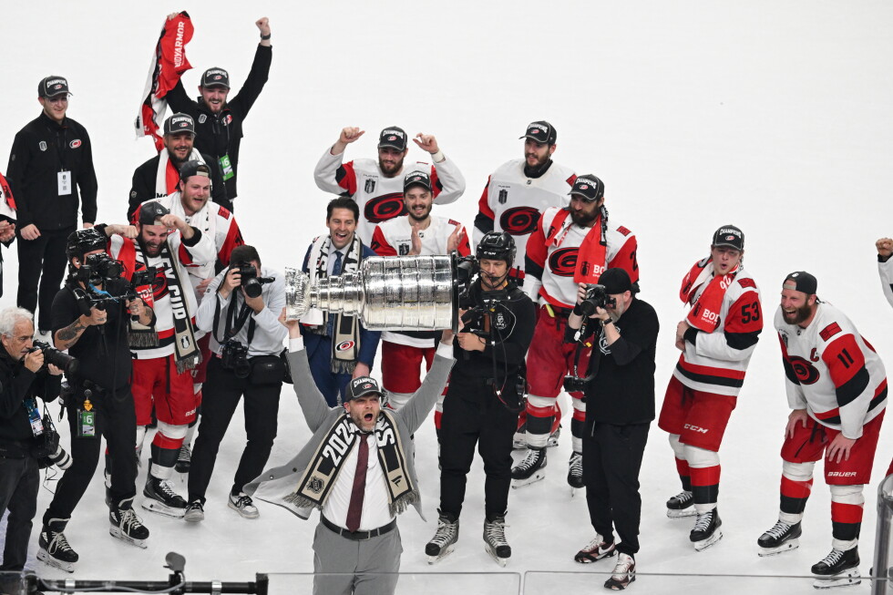 Hurricanes از دفاع خفه کننده برای خالی کردن 3-0 Golden Knights در بازی 6 و بردن جام استنلی استفاده می کند.