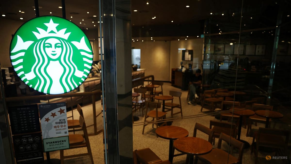 استارباکس کره پس از شکست در «روز تانک»، رسانههای خود را برای درسهای تاریخ تعطیل میکند