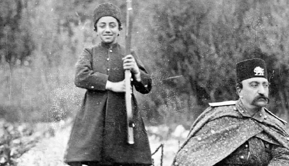 «ملیجک ناصرالدین شاه» در کنار همسر و فرزندش؛ سال 1310(عکس)