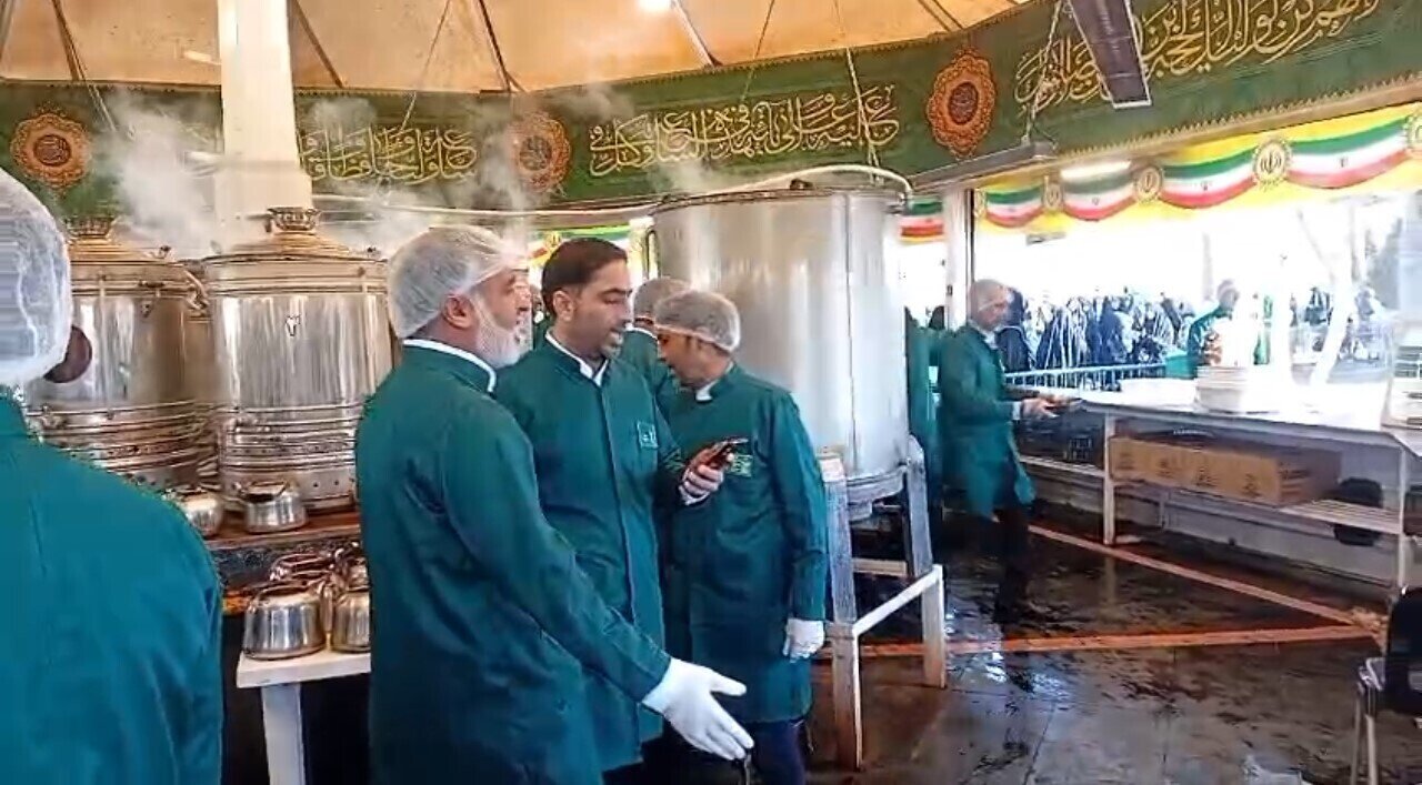 خدمترسانی خادمیاران هرمزی به زائران حرم مطهر رضوی