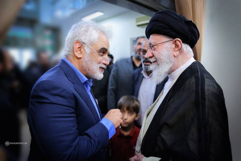 تصویری از دیدار شهید محمدمهدی طهرانچی با رهبر شهید