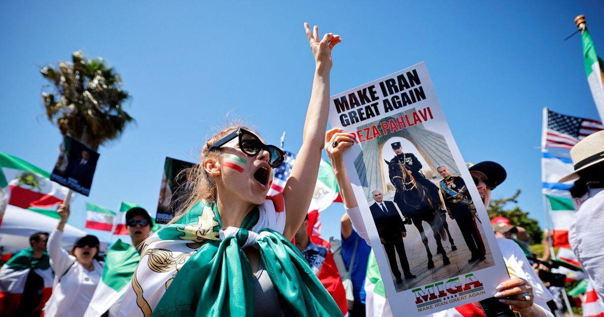 ایران کمپین جام جهانی را در میان اعتراضات دیاسپورا در لس آنجلس آغاز کرد