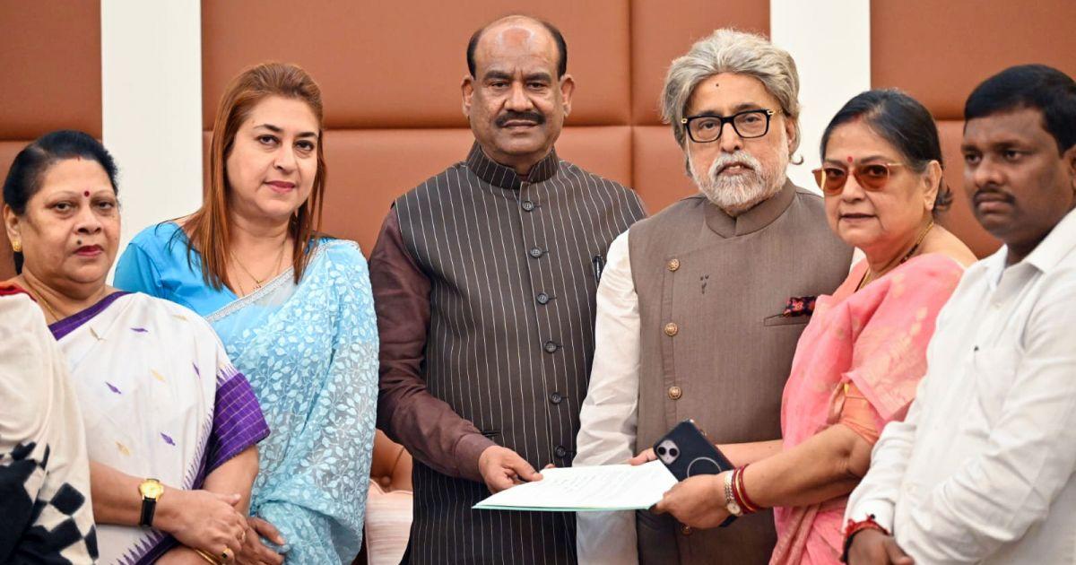 سخنران Lok Sabha برای تصمیم گیری در مورد ادغام نمایندگان شورشی TMC با NCPI