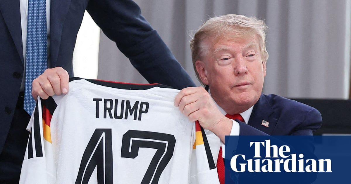 صدراعظم آلمان، مرز، پیراهن فوتبال ترامپ را در G7 هدیه می دهد - ویدئو