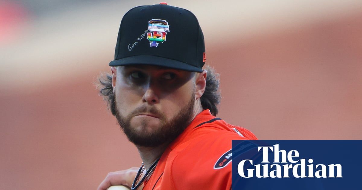 انتقاد MLB از بازیکنان جاینتز که آیات کتاب مقدس را روی کلاه های شب غرور می نوشتند