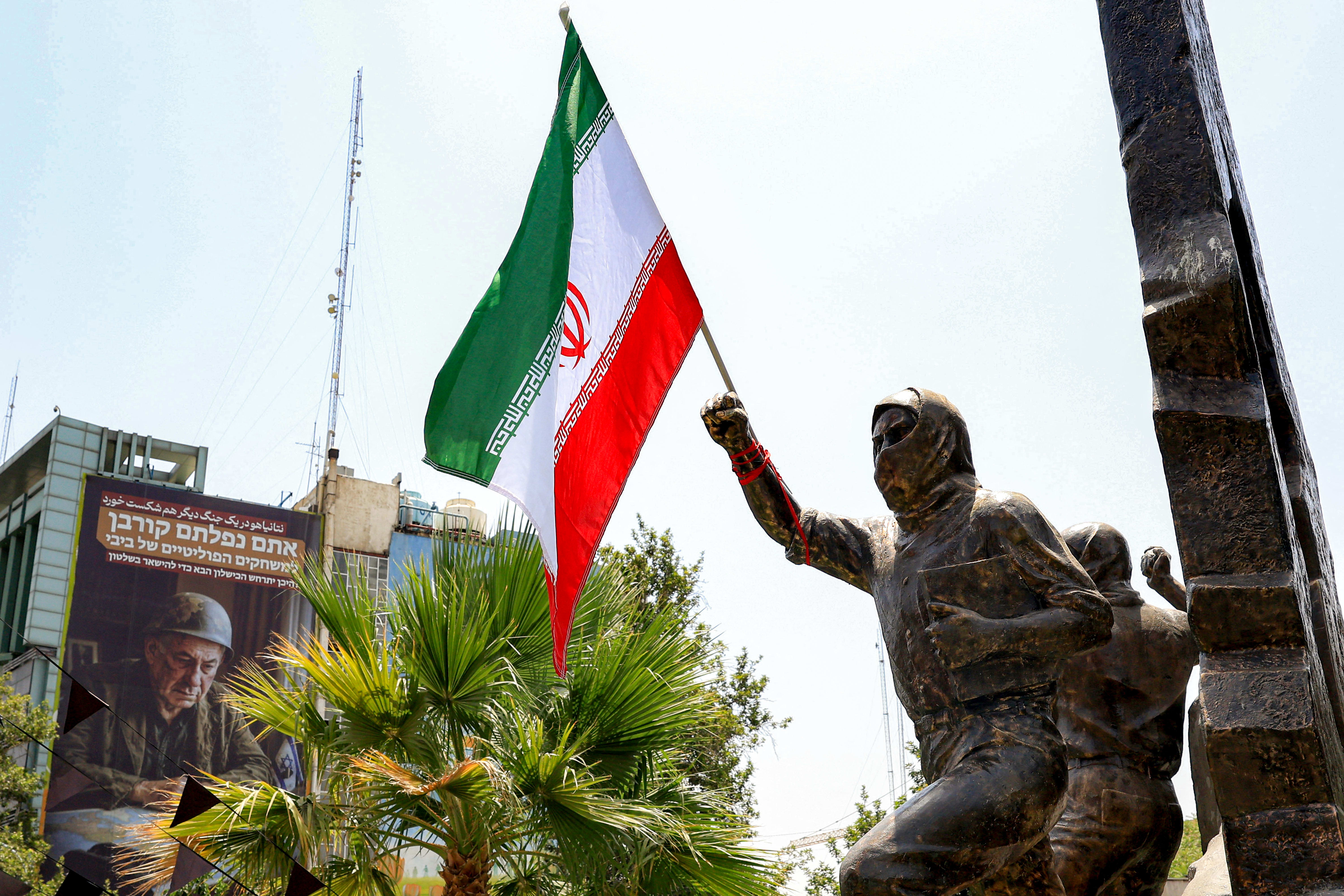 دانشجویان ایرانی به دلیل آتش زدن پرچم رژیم اسلامی از دانشگاه اخراج شدند