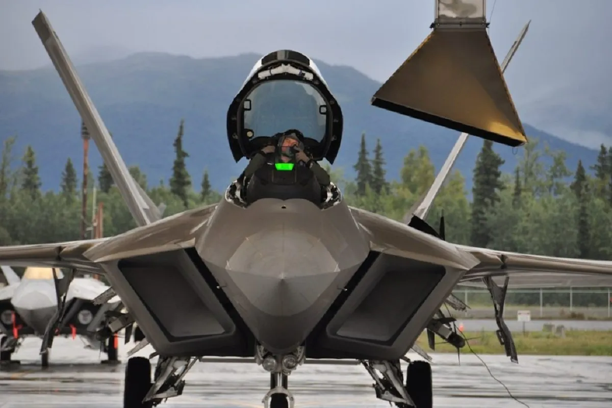 حقوق خلبانان جنگندههای F-35 و F-22 در نیروی هوایی آمریکا چه تفاوتی دارد؟