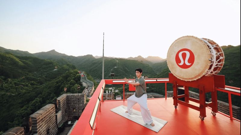 رویداد یوگا Lululemon در دیوار بزرگ چین باعث خشم درام ژاپنی می شود
