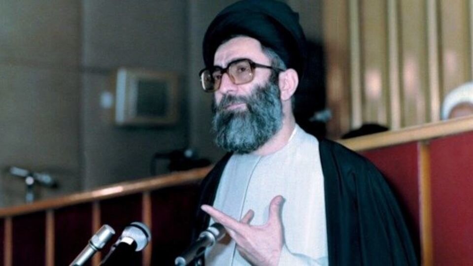ببینید | خاطرۀ آهنگران از وساطت رهبر شهید برای یک ازدواج در جنگ ۸ ساله