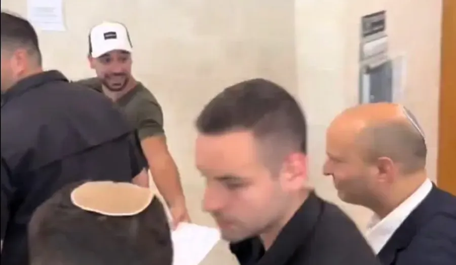 پلیس به آژیتاتور جناح راست اجازه داد تا حبس خانگی را ترک کند، با بنت نخست وزیر سابق در دادگاه ملاقات کند