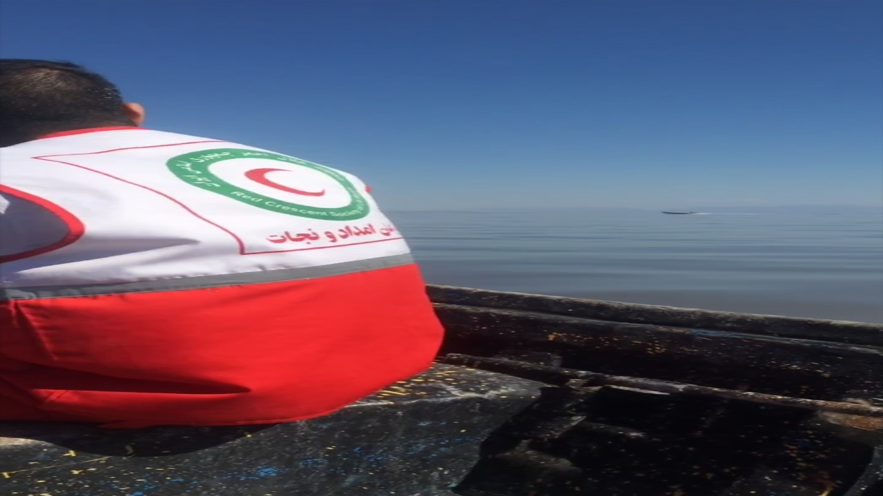 نجات ۲ گردشگر مفقود شده در دریاچه ارومیه پس از ۶ ساعت عملیات جست‌وجو