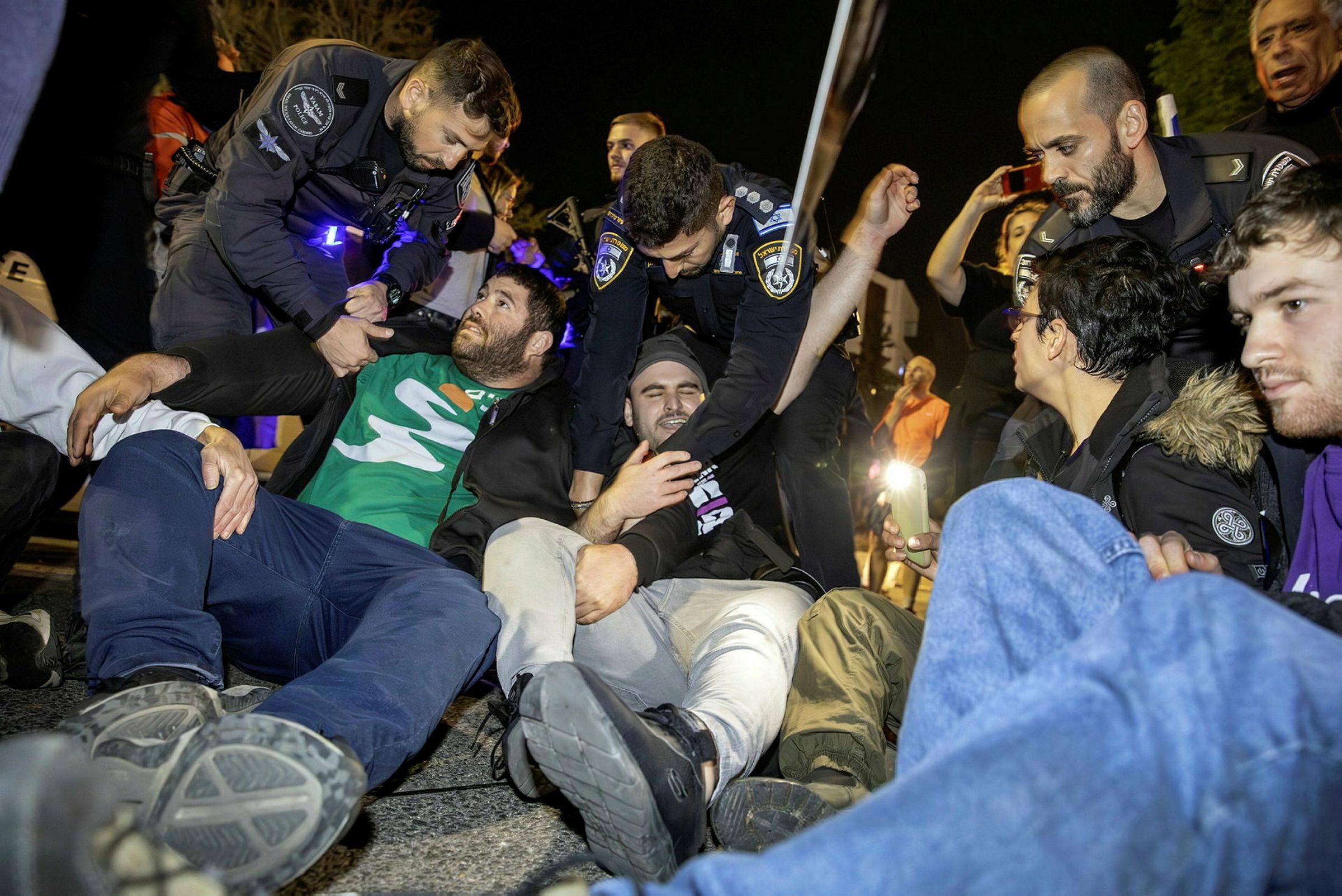 چه دستورالعملی از برافراشتن پرچم فلسطین جلوگیری می کند؟ بازپرس جوابی نداشت | نظر