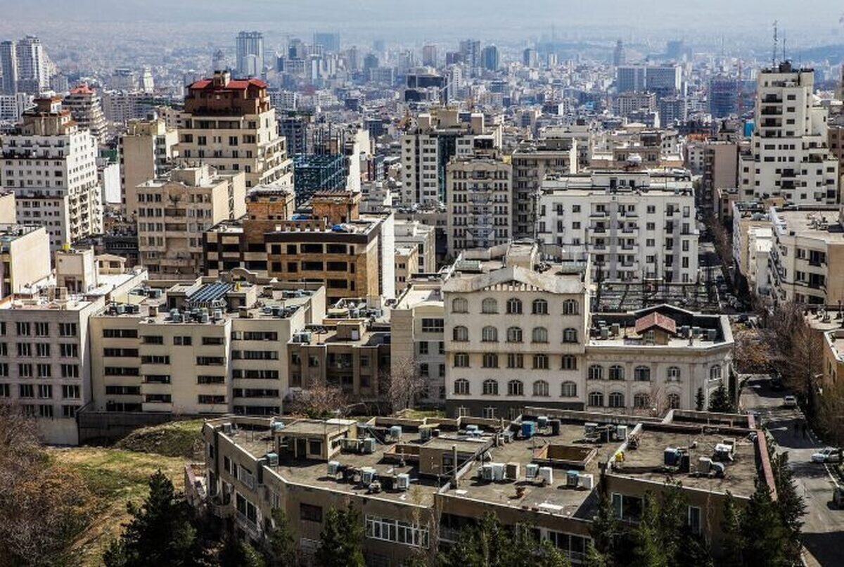 عکس/ «دو شتر و شتربان» در حال عبور از محله خانیآباد نو؛ سال ۵۶