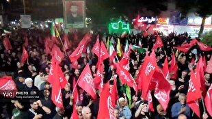 اهتزاز پرچم‌های سرخ انتقام در اجتماع مردم خرم آباد؛ موج صد و یازدهم خیابان انقلاب + فیلم