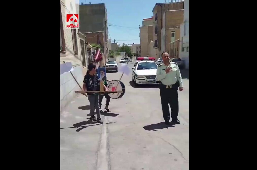 اقدام زیبای پلیس در دسته عزاداری ۳ نفره + ویدئو | وقتی پلیس همراهِ کوچکترین دسته عزاداری شد