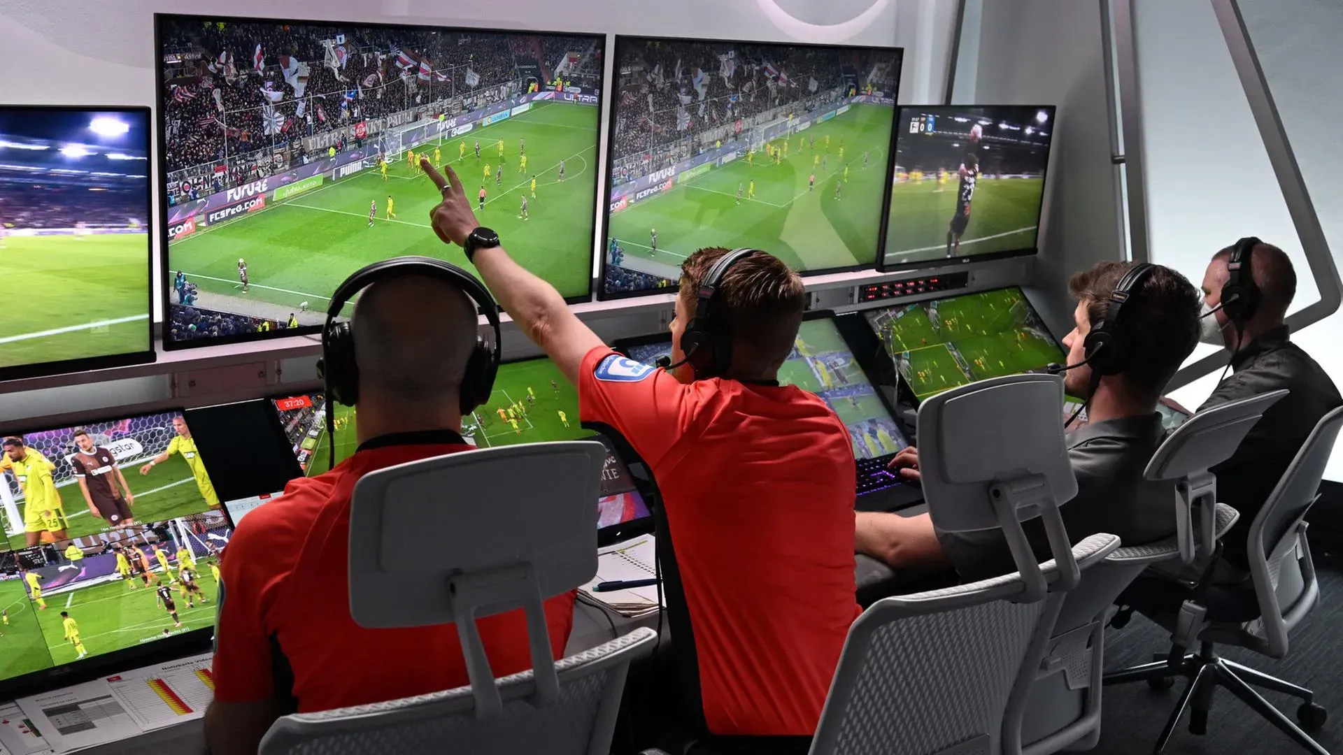 VAR و فناوری؛ پایان رمانتیسیسم در فوتبال؟