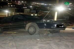 تصاویر: فرود عجیب یک پراید موقع رانندگی روی پشت بام یک خانه در اراک