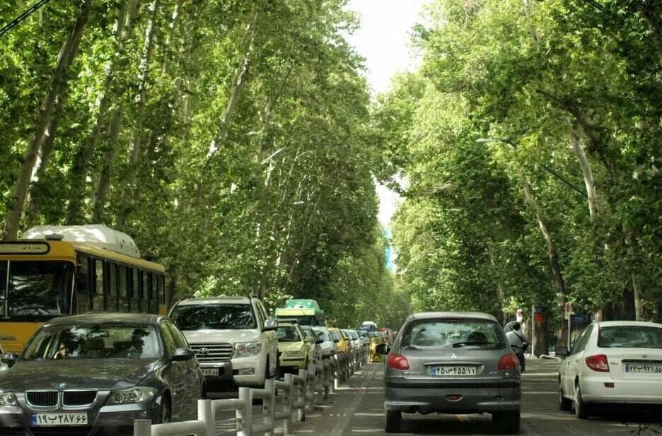 تصویری رنگی از خیابان ولیعصر تهران دهه ۴۰ ، کنار چهره امروزش