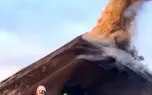 پرتاب گدازه از دهانه آتشفشان و مصدومیت چند گردشگر